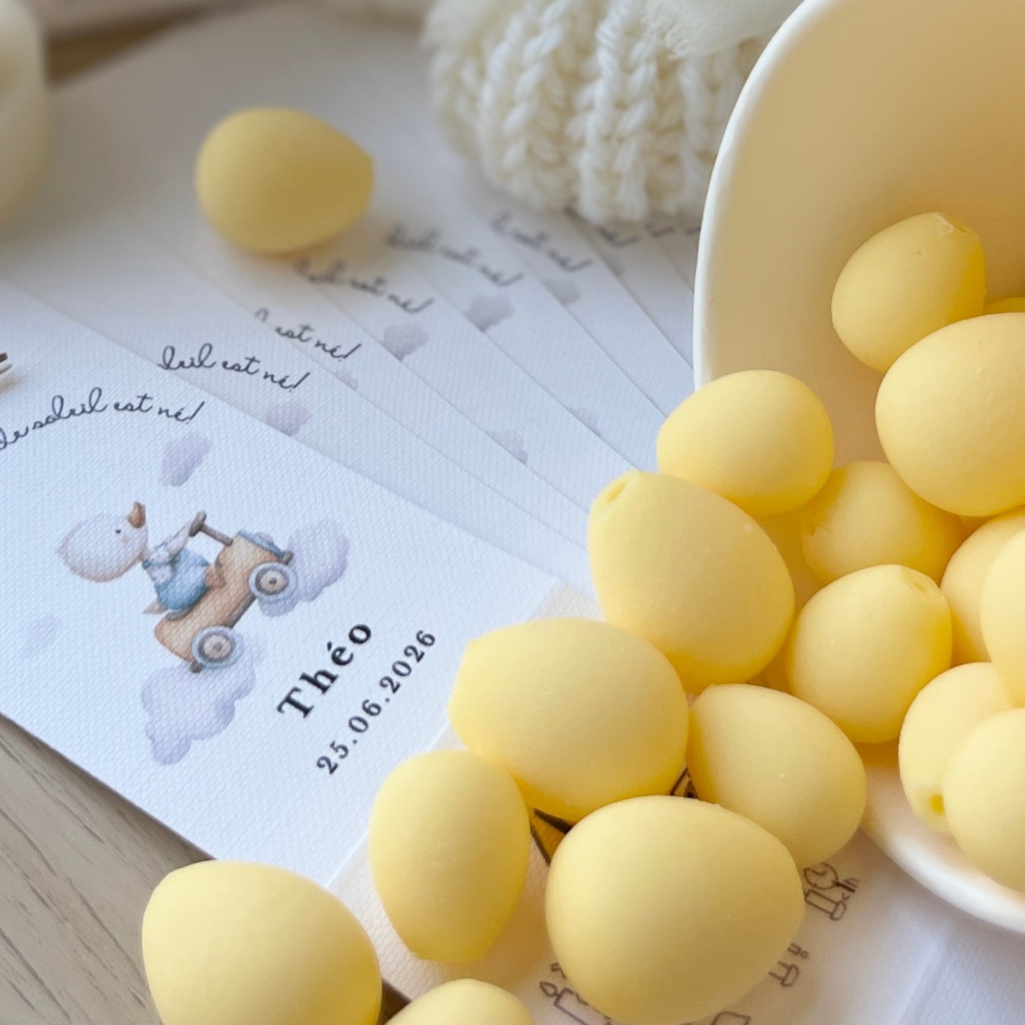 La bougie ourson aux ballons jaunes et son écrin personnalisé bonbonnière souvenir de naissance