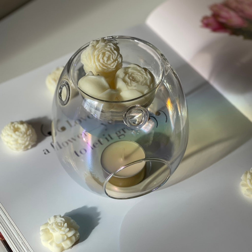 Le brûle-parfum en verre irisé présenté avec des fondants en forme de fleurs vue du dessus