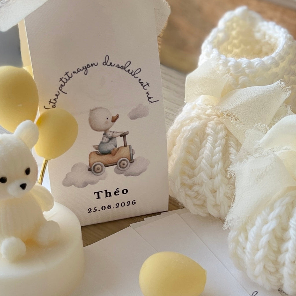 La bougie ourson aux ballons jaunes et son écrin personnalisé bonbonnière souvenir de naissance