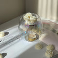 Le brûle-parfum en verre irisé présenté avec des fondants en forme de fleurs