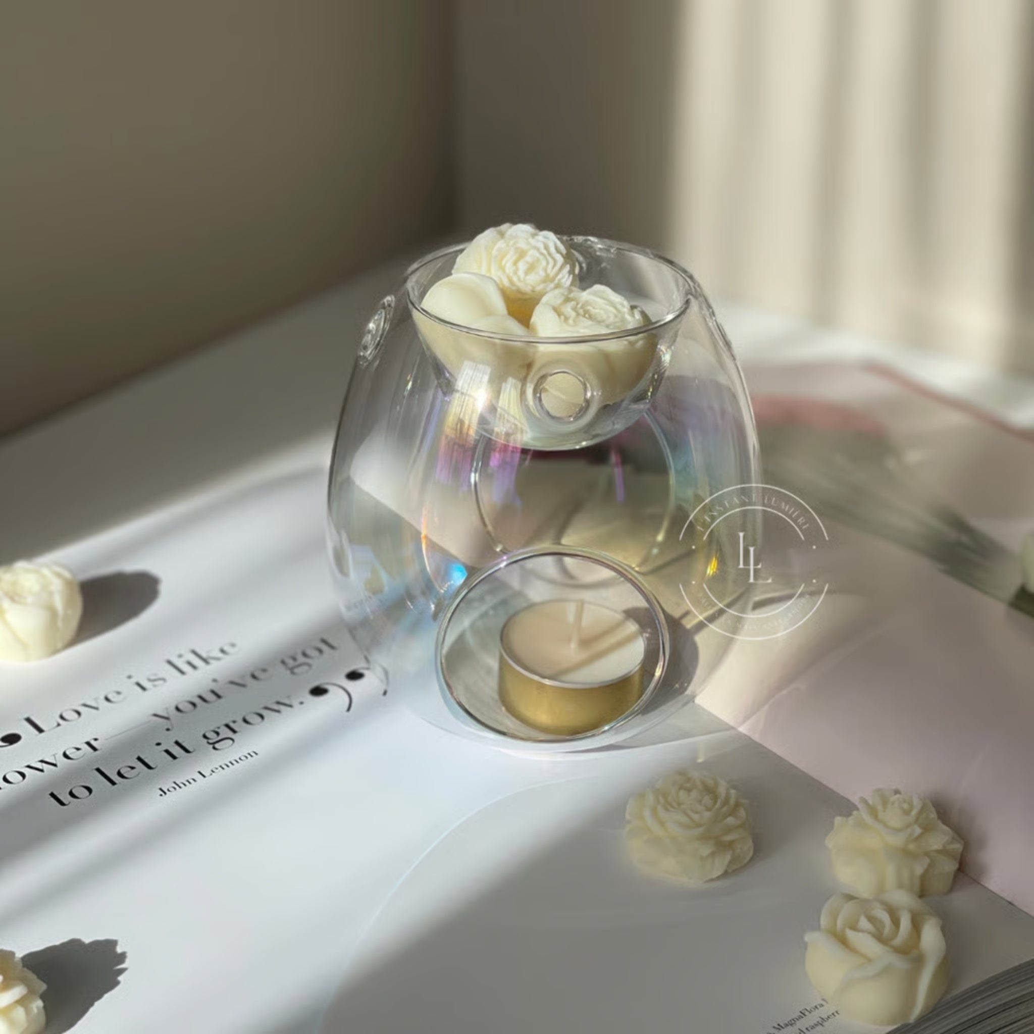 Le brûle-parfum en verre irisé présenté avec des fondants en forme de fleurs