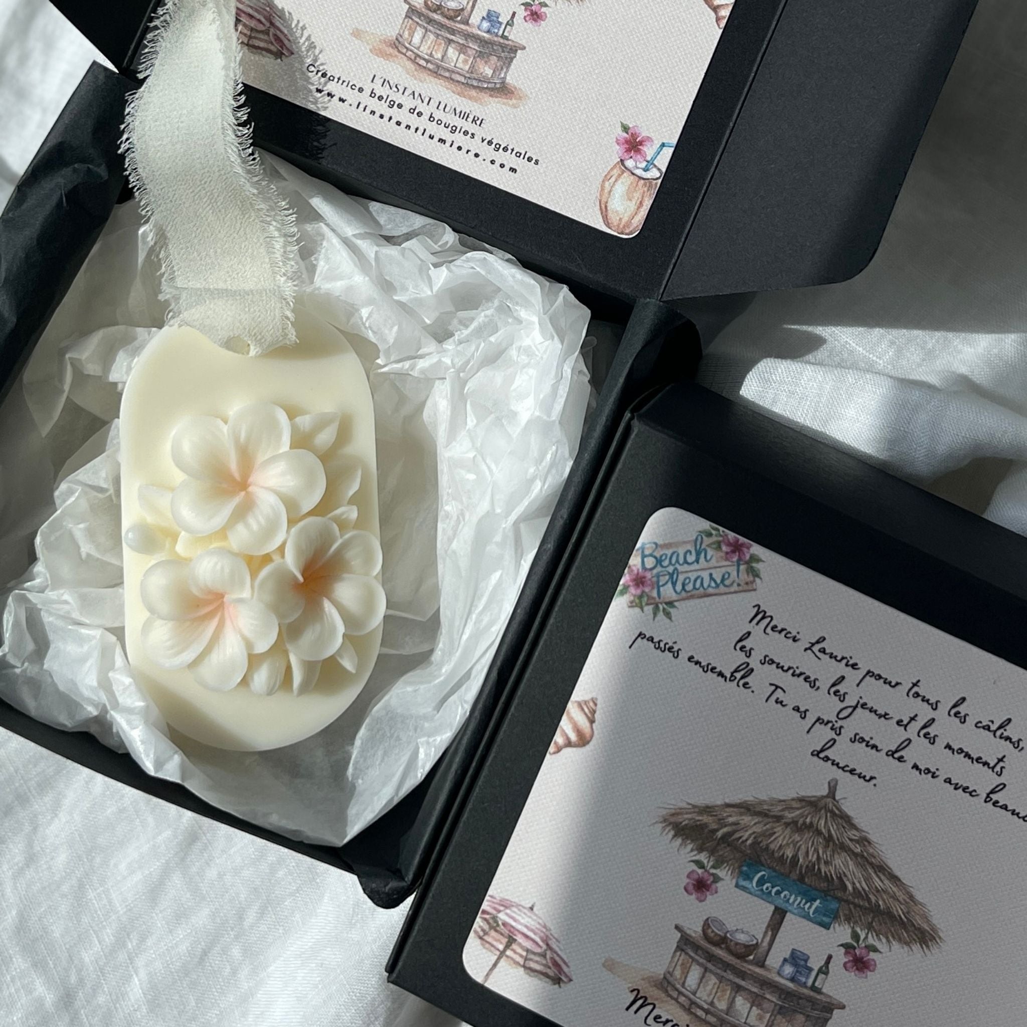Coffret cadeau institutrice ou puéricultrice -  la suspension parfumée fleur de tiaré dans son coffret