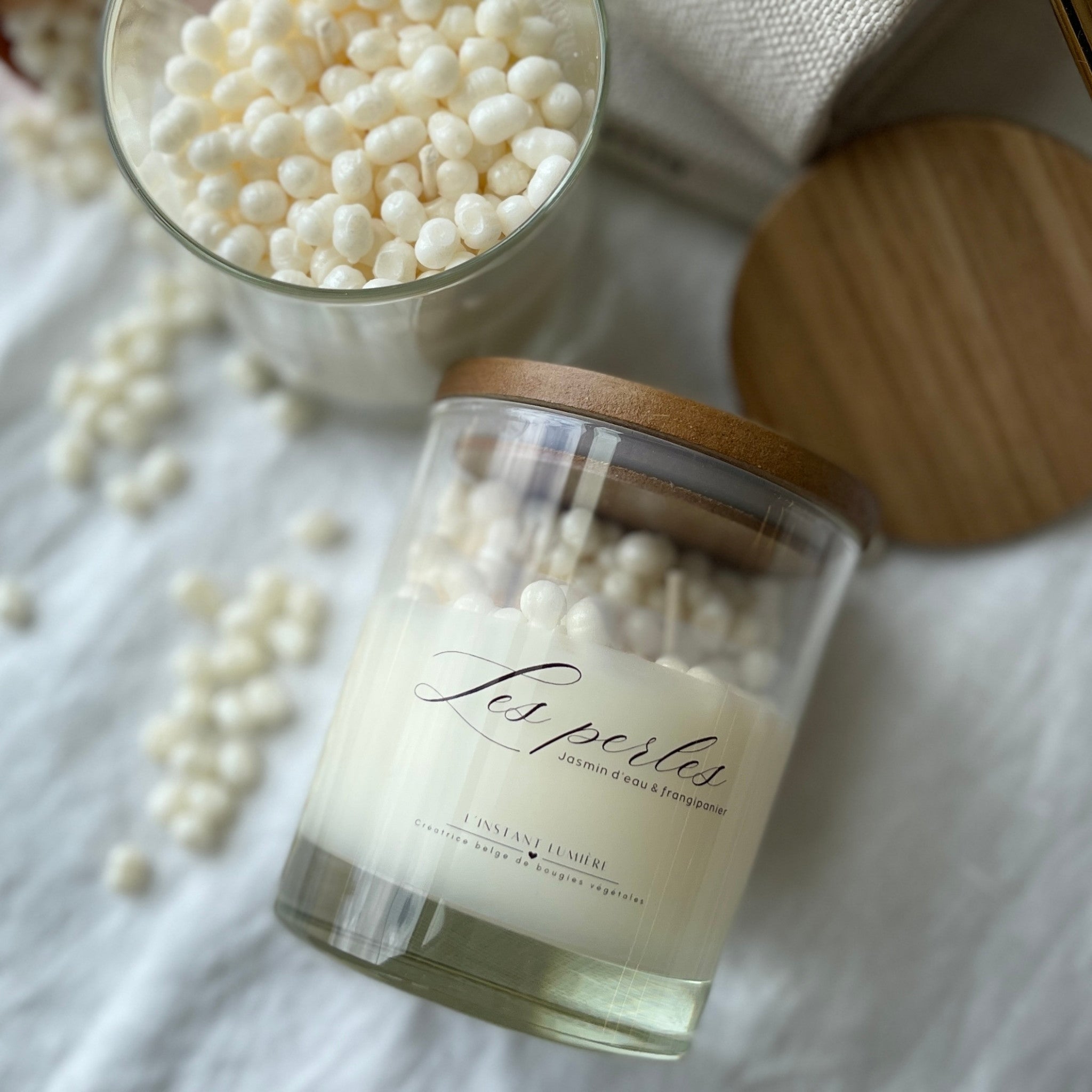 Les perles - bougie végétale parfumée avec ses perles nacrées en cire en plus gros plan