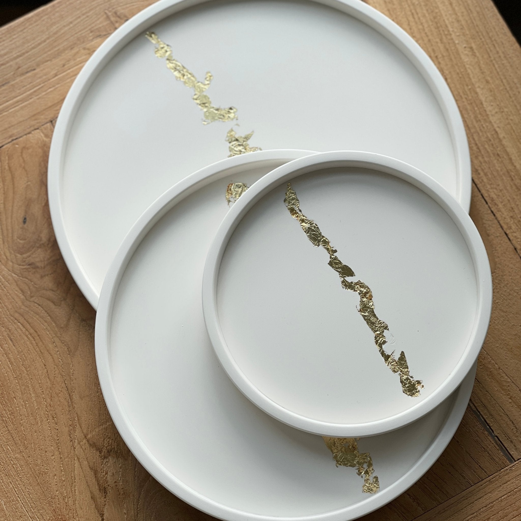 Plateaux rond en jesmonite blanc ligne dorée trois tailles