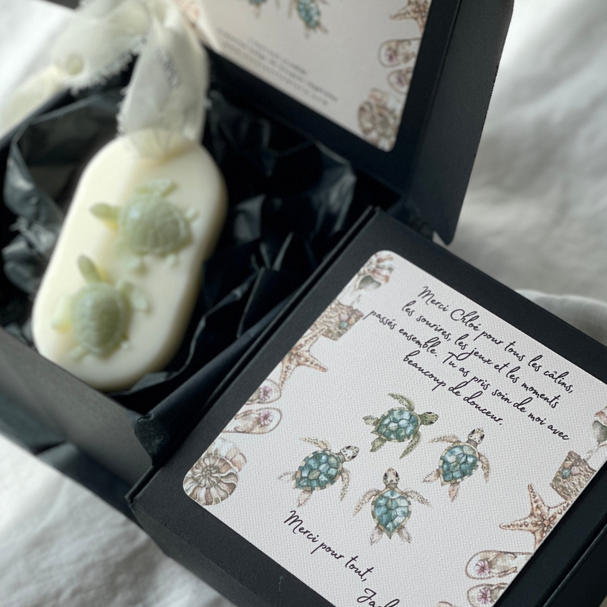 Le coffret cadeau pour les institutrices et puéricultrices - la suspension parfumée bergamote & pamplemousse avec ses deux petites tortues présentée dans son coffret personnalisé