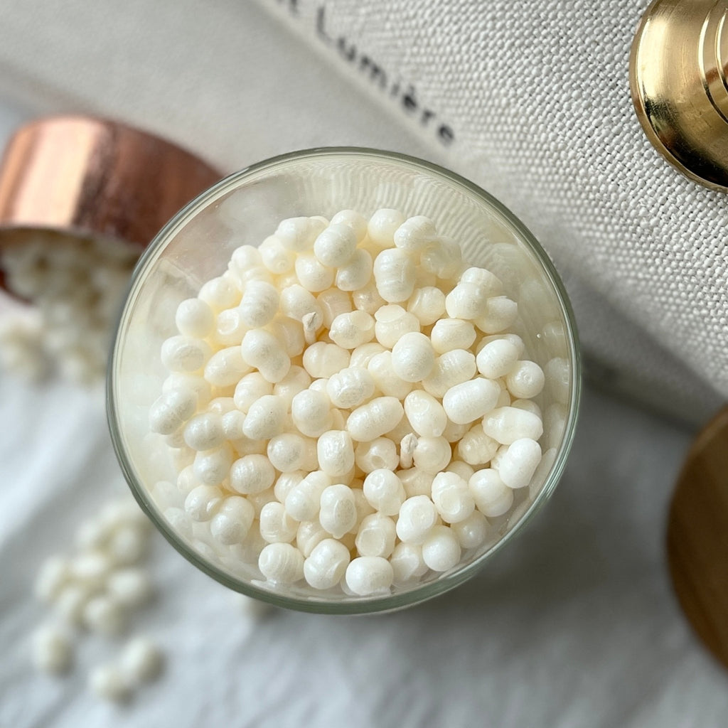 Les perles - bougie végétale parfumée avec ses perles nacrées en cire vue dessus