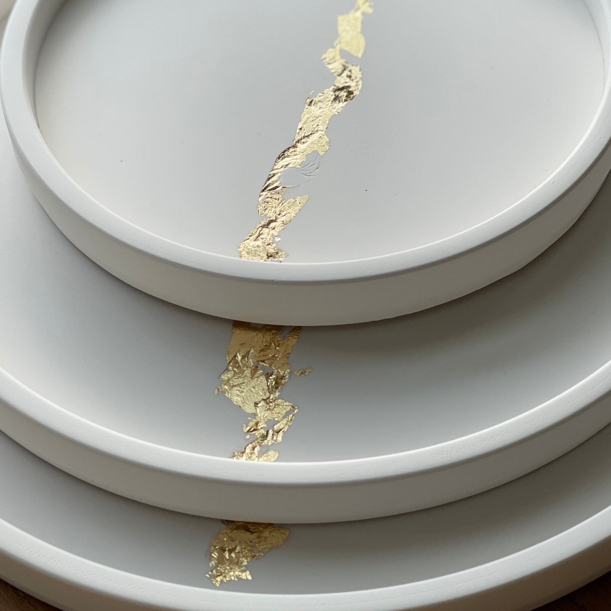 Plateaux rond en jesmonite blanc ligne dorée trois tailles