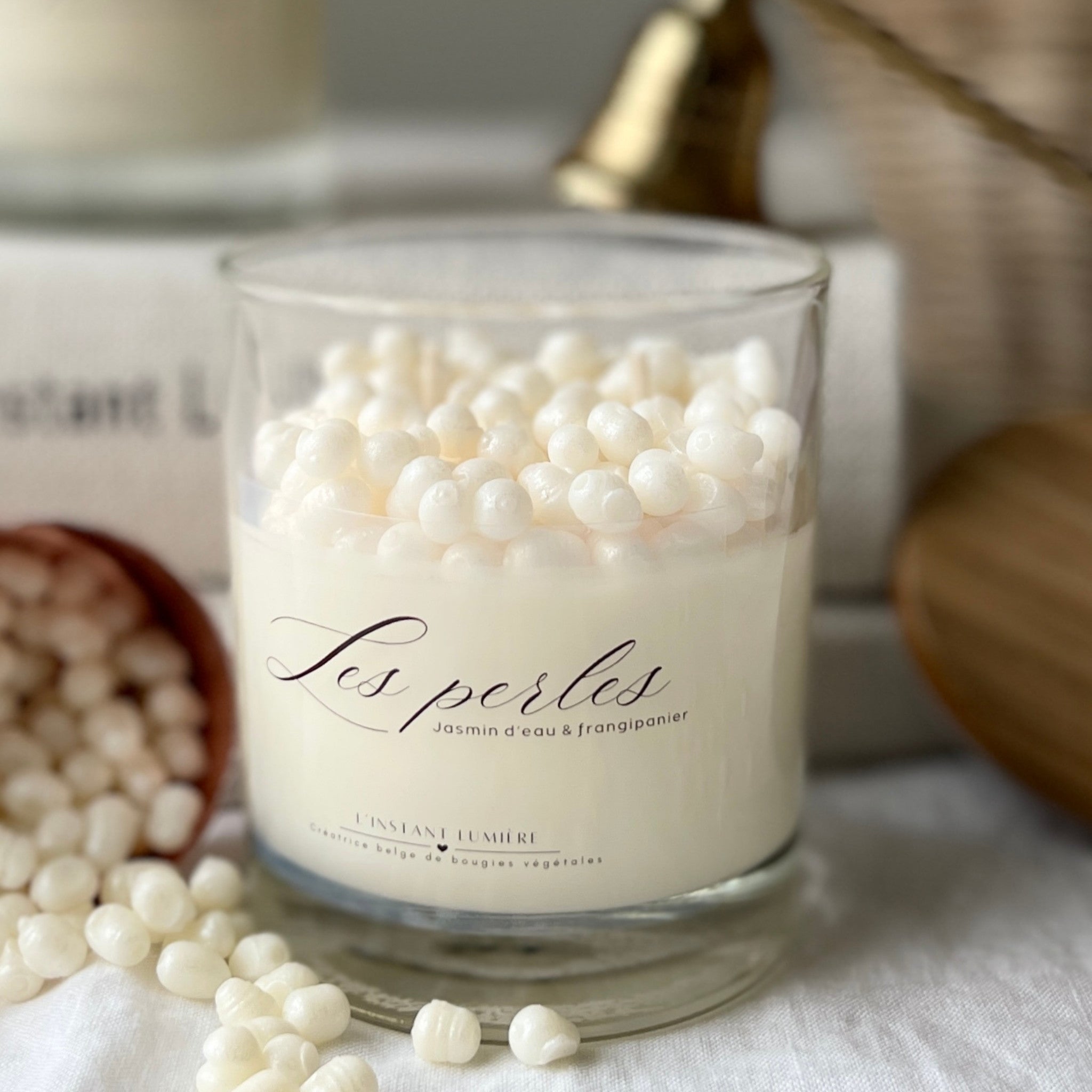 Les perles - bougie végétale parfumée avec ses perles nacrées en cire vue face