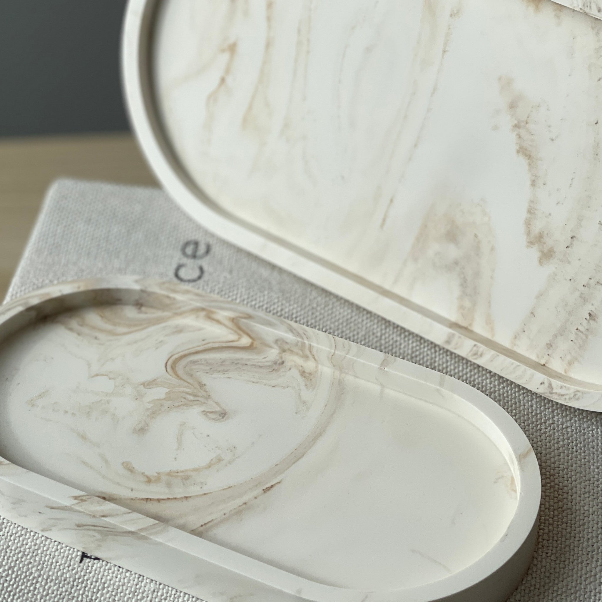 les plateaux ovales marbrés beiges - plateaux pour bougies ou vide poche fait main en jesmonite