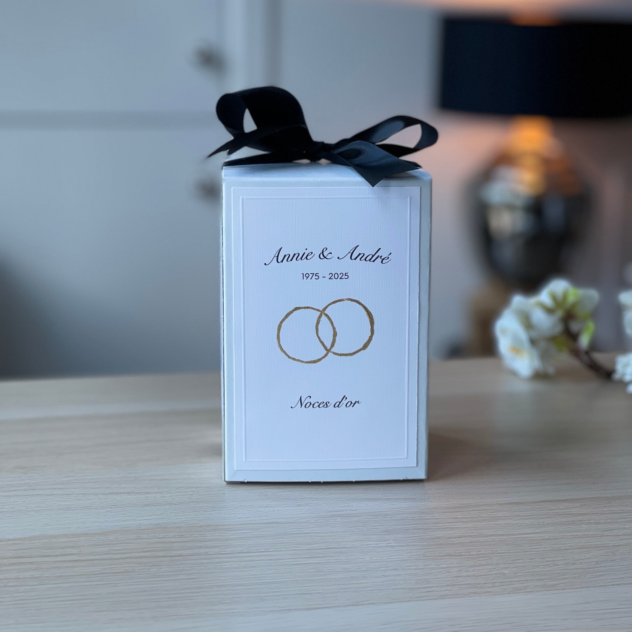 Bougie anémone porcelaine - la boite cadeau personnalisée pour un anniversaire de mariage