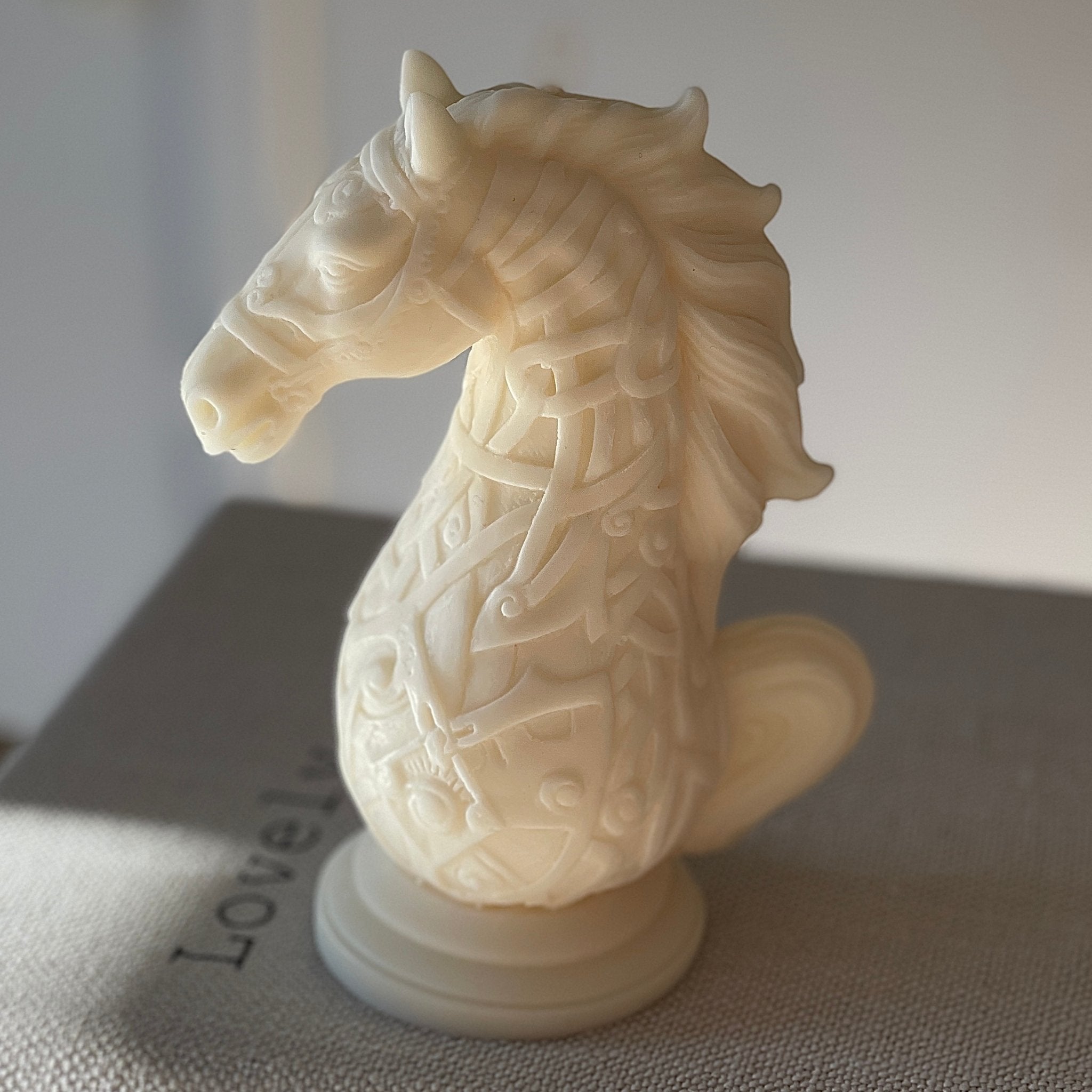 Le cavalier - bougie végétale décorative pièce d'échec vue profil
