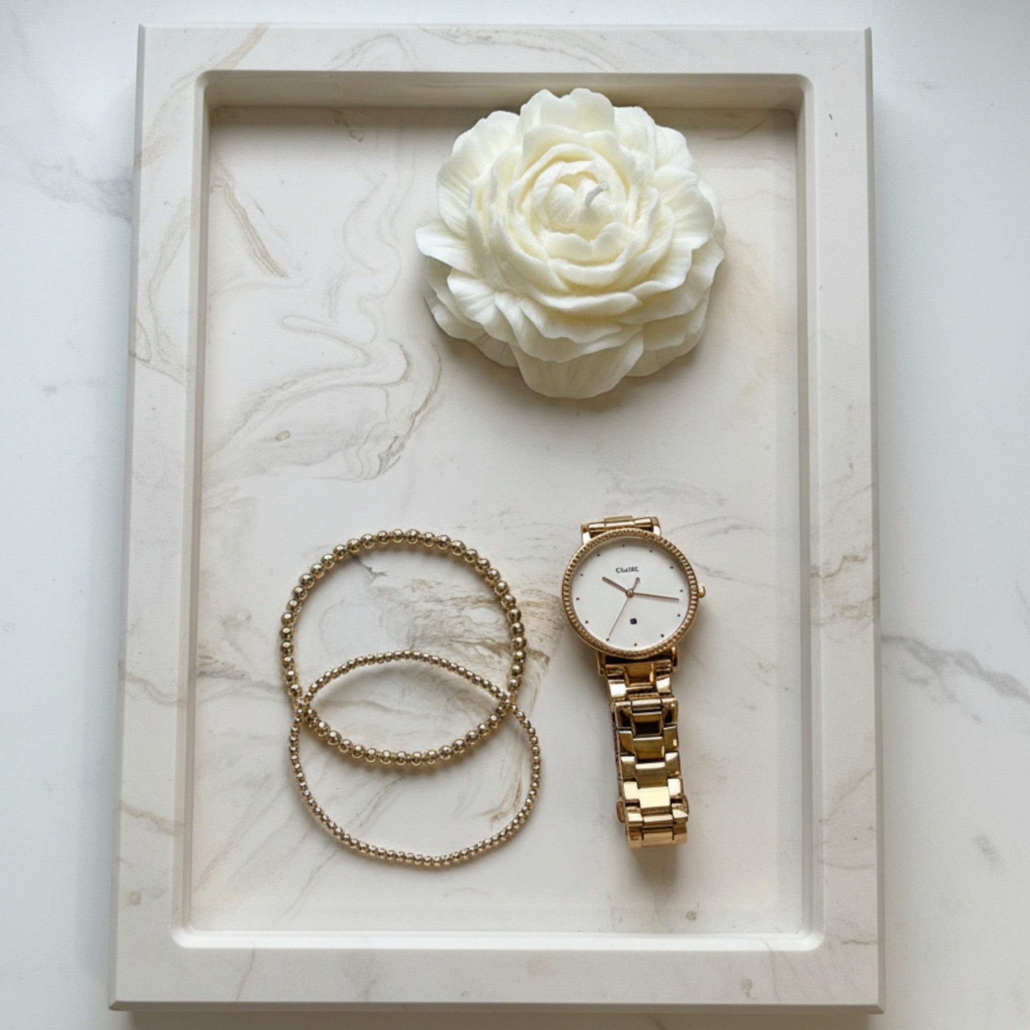 Péony - bougie végétale en forme de pivoine sur plateau marbré beige