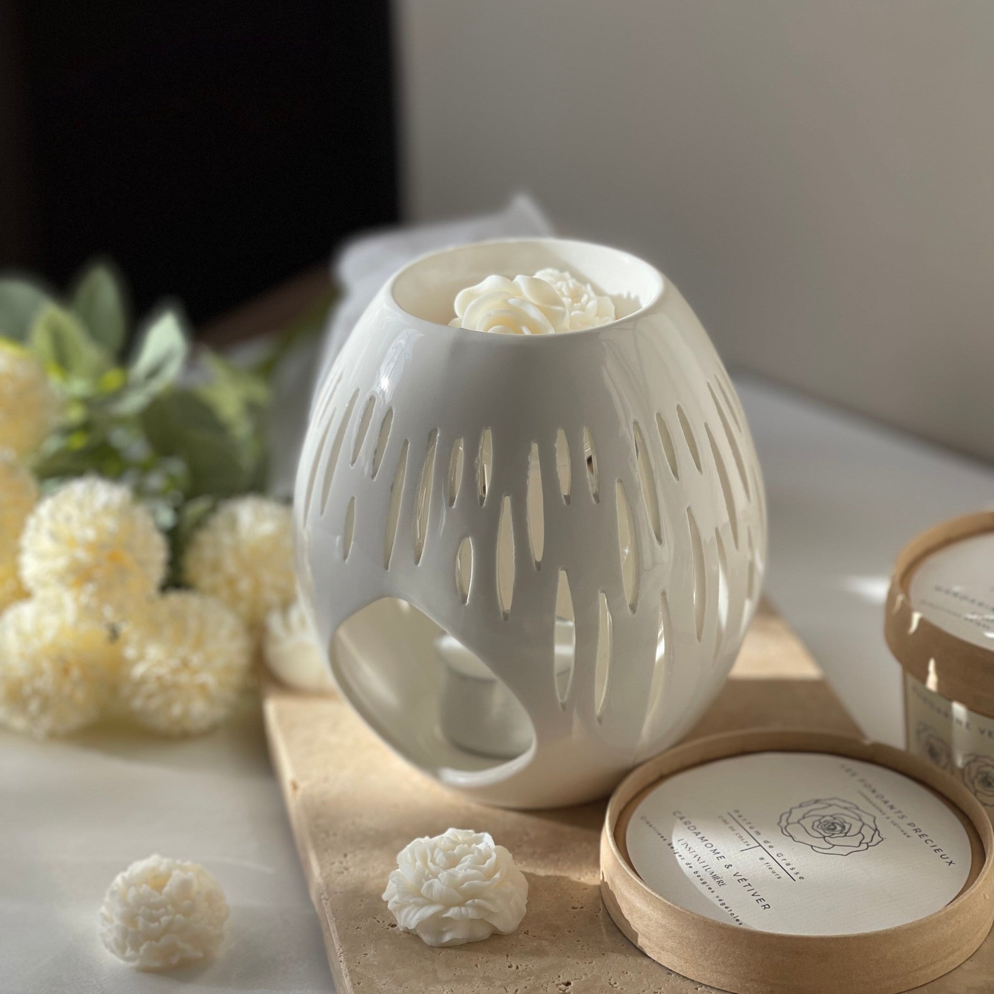 Le brûle-parfum blanc en céramique avec des fondants en forme de fleurs