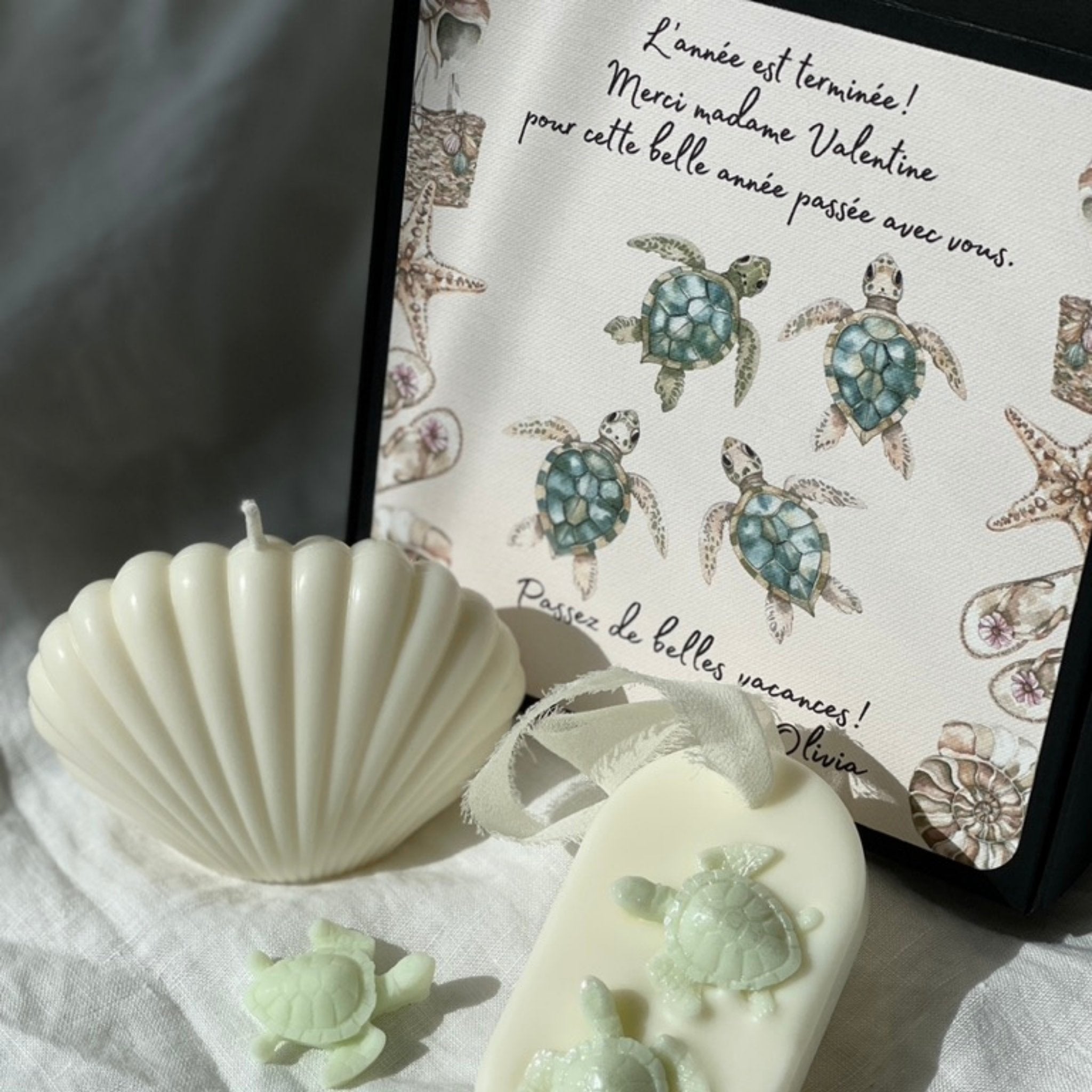 Le coffret cadeau pour les institutrices et puéricultrices - la bougie coquillage non parfumé en cire de colza et la suspension parfumée bergamote & pamplemousse avec ses deux petites tortues