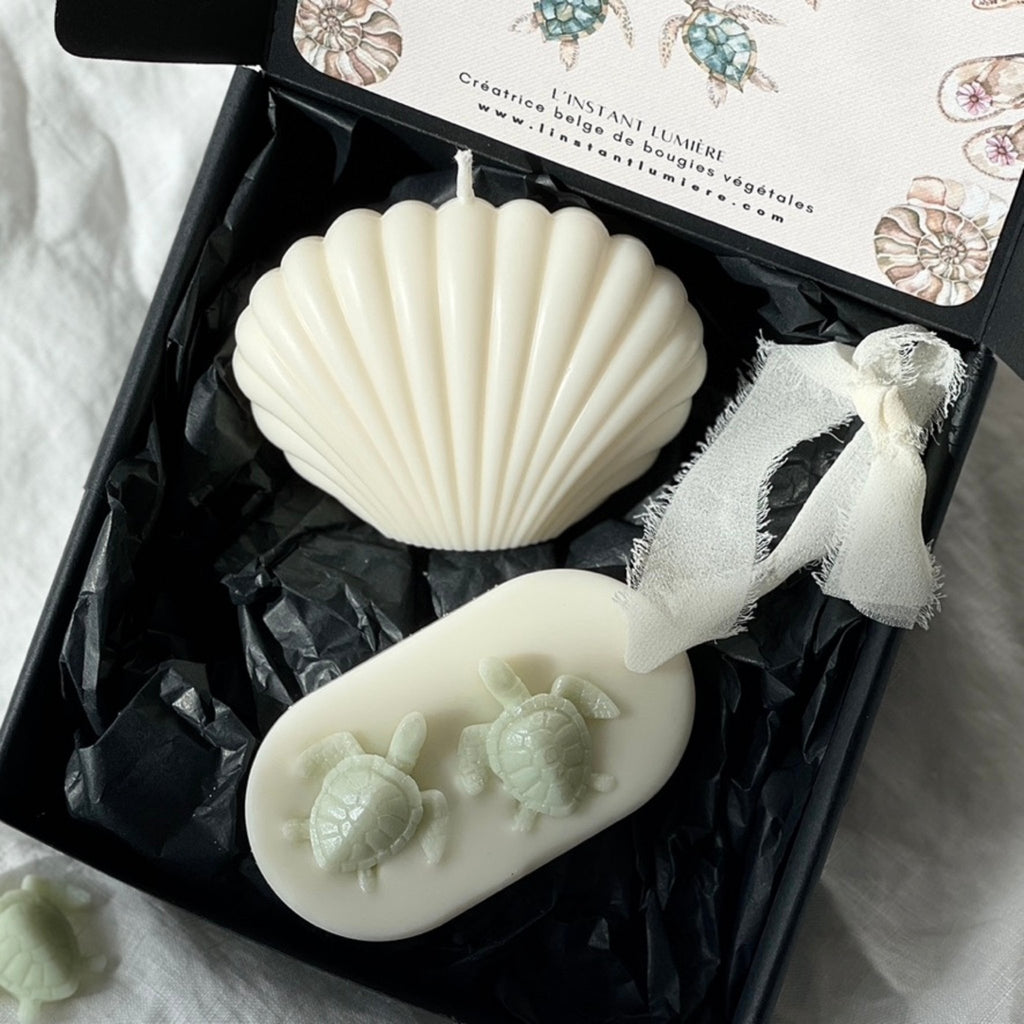 Le coffret cadeau pour les institutrices et puéricultrices - la bougie coquillage non parfumé en cire de colza et la suspension parfumée bergamote & pamplemousse avec ses deux petites tortues