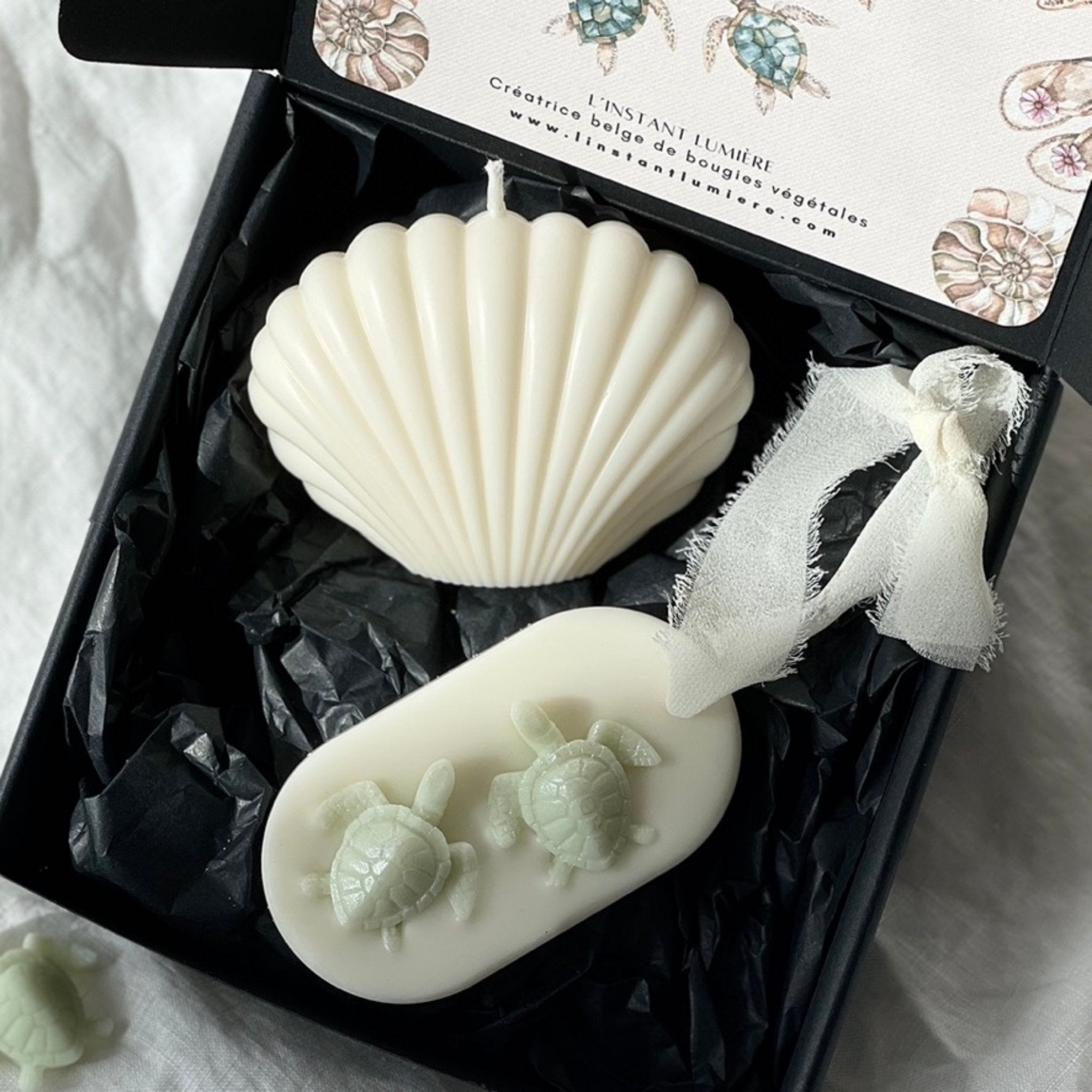 Le coffret cadeau pour les institutrices et puéricultrices - la bougie coquillage non parfumé en cire de colza et la suspension parfumée bergamote & pamplemousse avec ses deux petites tortues