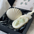 Le coffret cadeau pour les institutrices et puéricultrices - la bougie coquillage non parfumé en cire de colza et la suspension parfumée bergamote & pamplemousse avec ses deux petites tortues