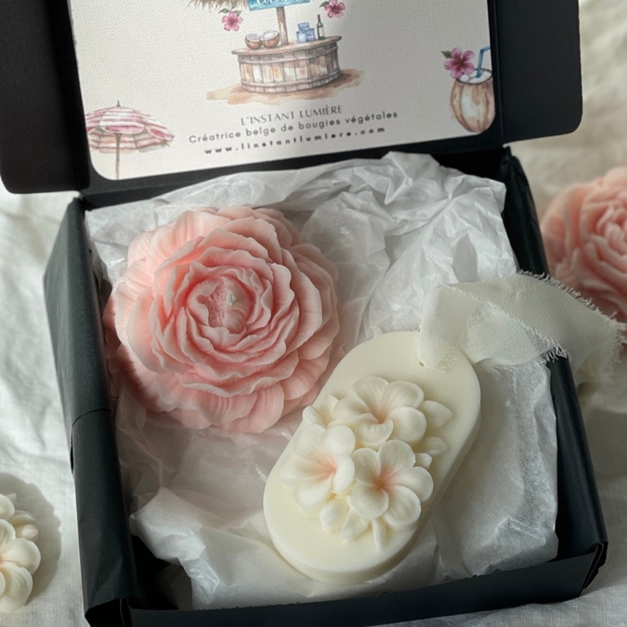 Coffret cadeau institutrice - bougie végétale pivoine parfumée et la suspension parfumée fleur de tiaré