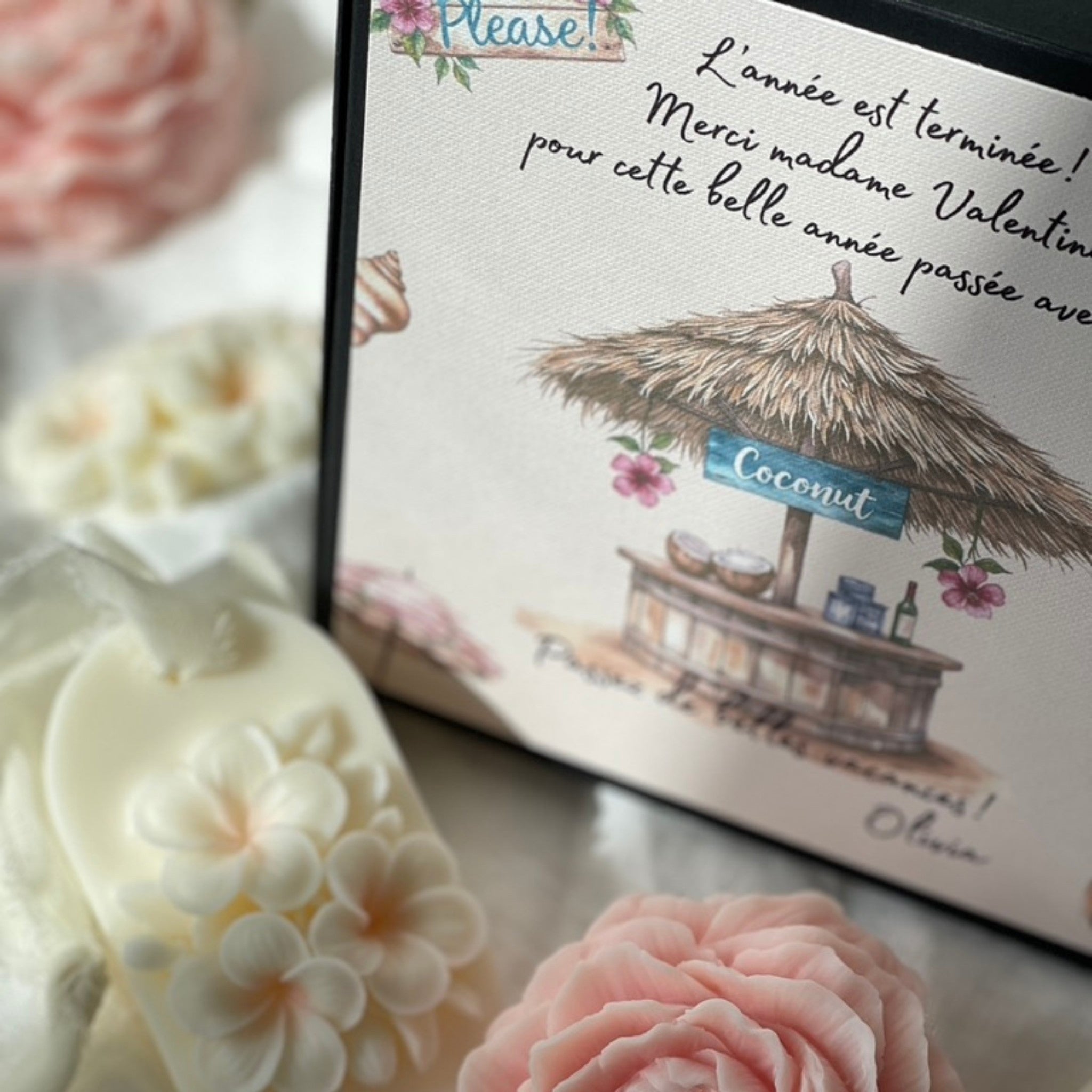 Coffret cadeau institutrice - bougie végétale pivoine parfumée et la suspension parfumée fleur de tiaré