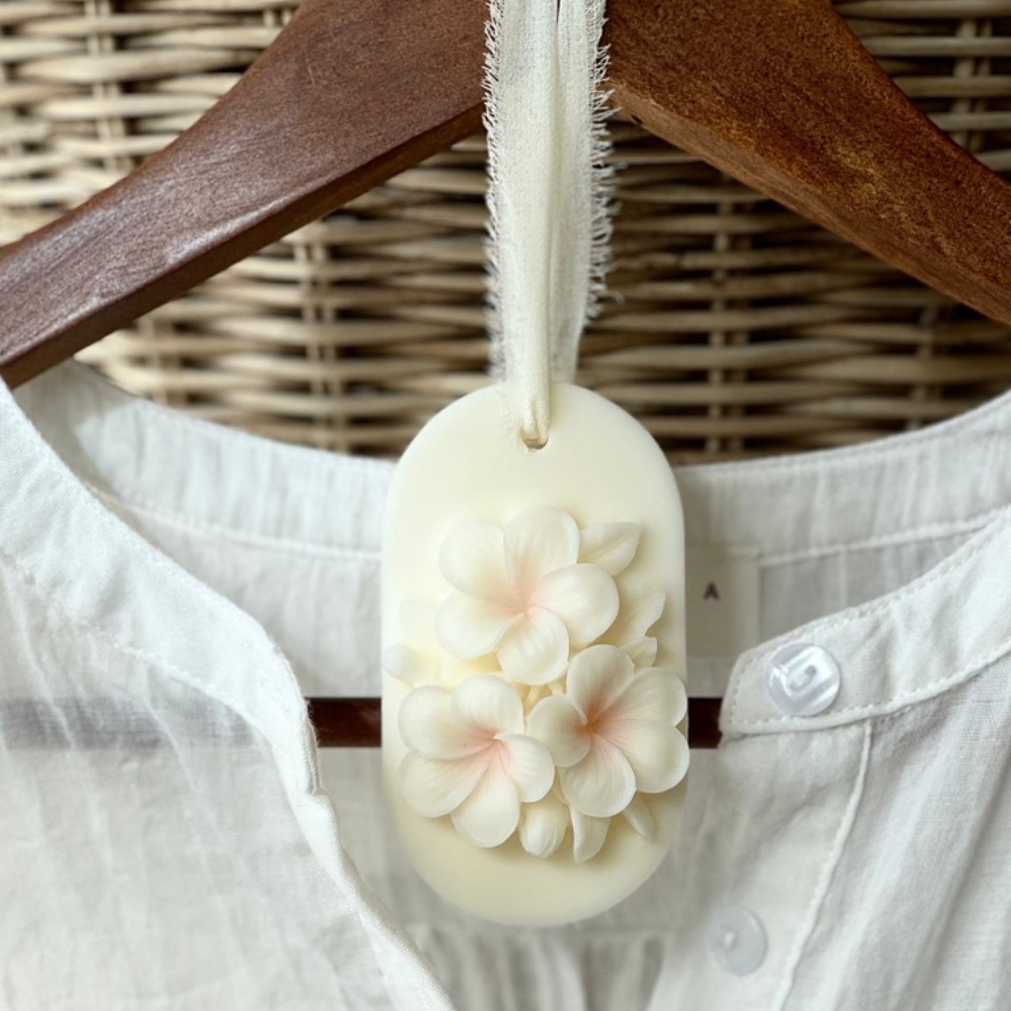 Coffret cadeau institutrice -  la suspension parfumée fleur de tiaré sur cintre en bois