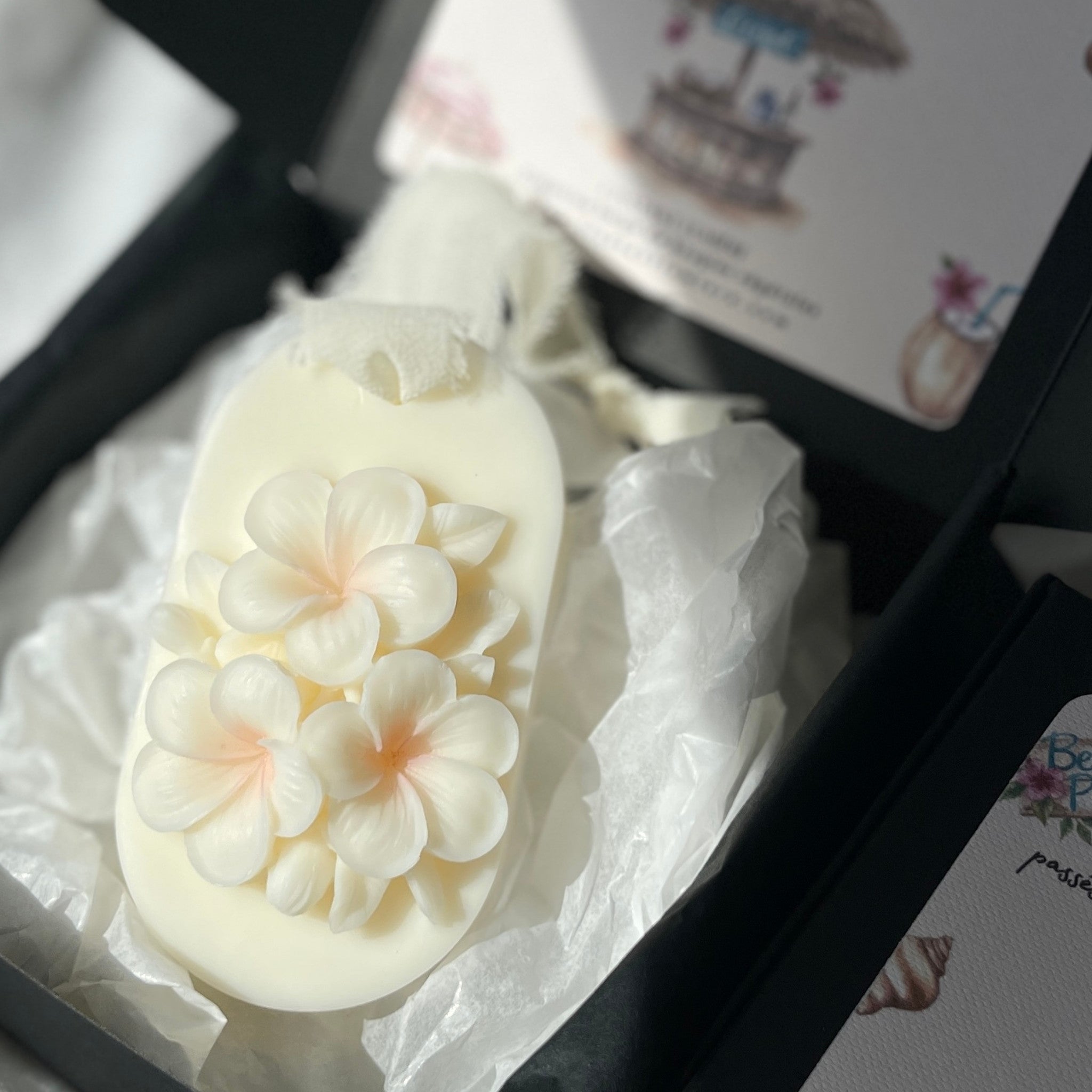 Coffret cadeau institutrice ou puéricultrice -  la suspension parfumée fleur de tiaré dans son coffret