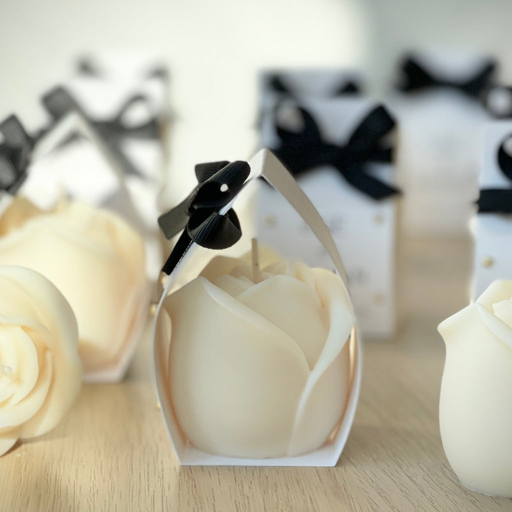 bougie rose personnalisée mariage ruban noir et clous dorés vue profil
