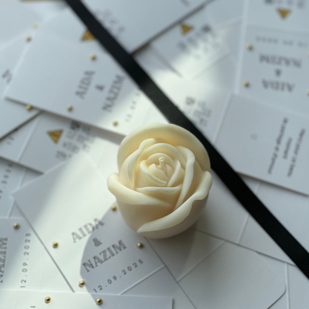 bougie rose personnalisée mariage ruban noir et clous dorés en préparation