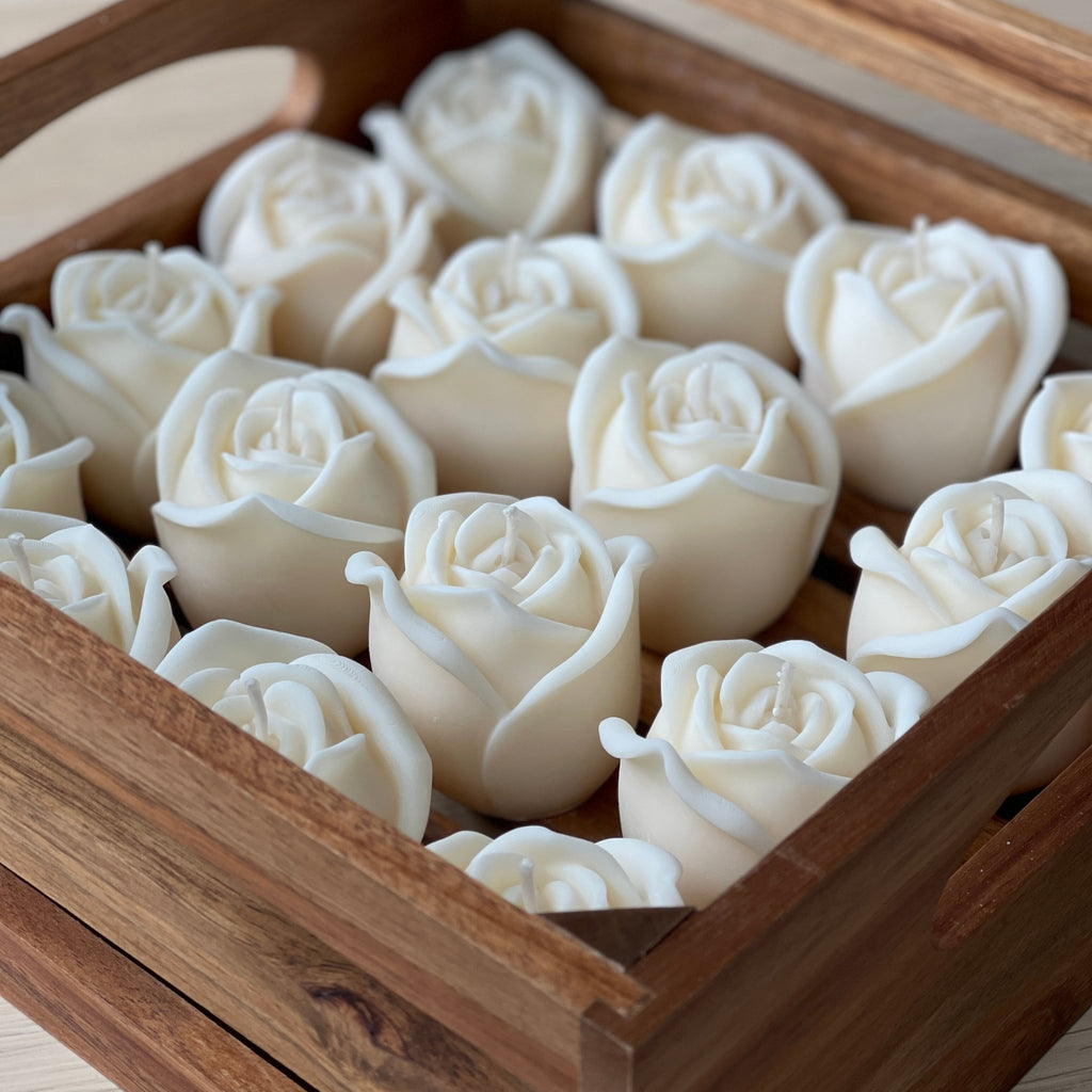 la rose en cire de colza dans son panier en bois