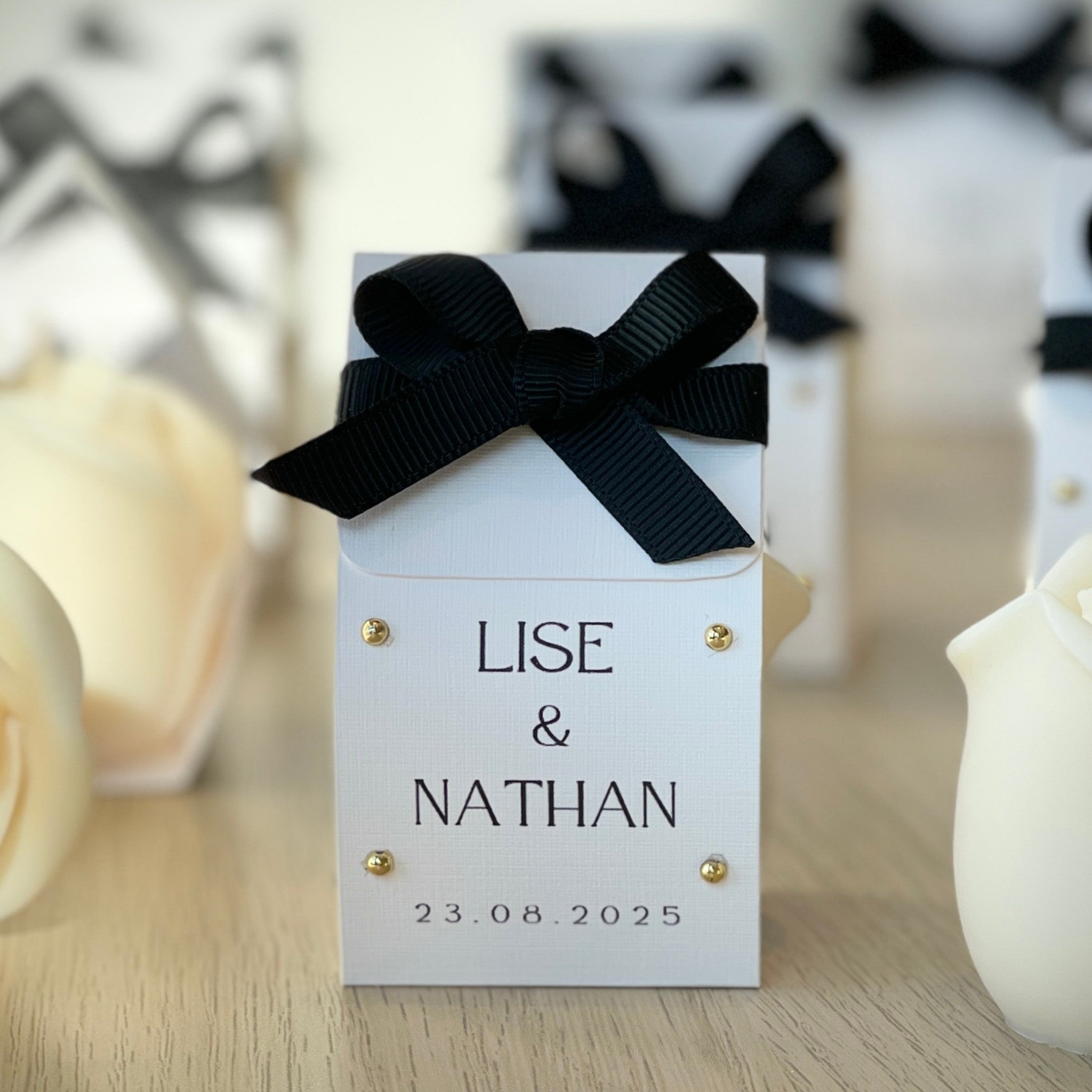 bougie rose personnalisée mariage ruban noir et clous dorés vue de face