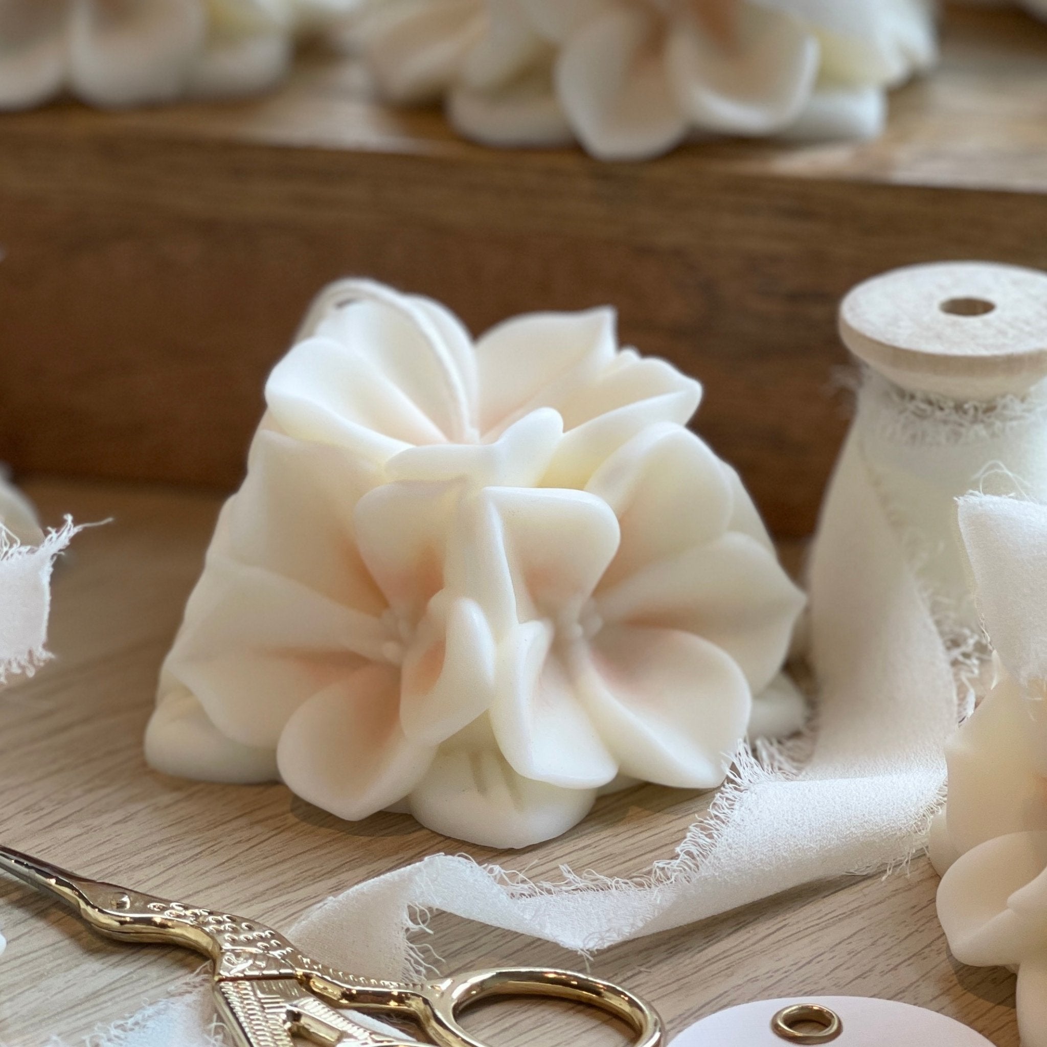 hortensia - bougie végétale personnalisée à offrir en souvenir mariage gros plan