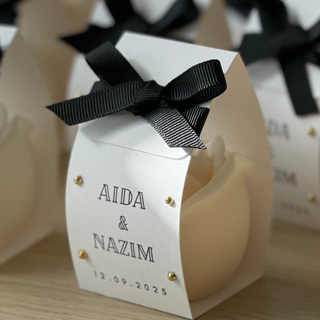 bougie rose personnalisée mariage ruban noir et clous dorés gros plan 