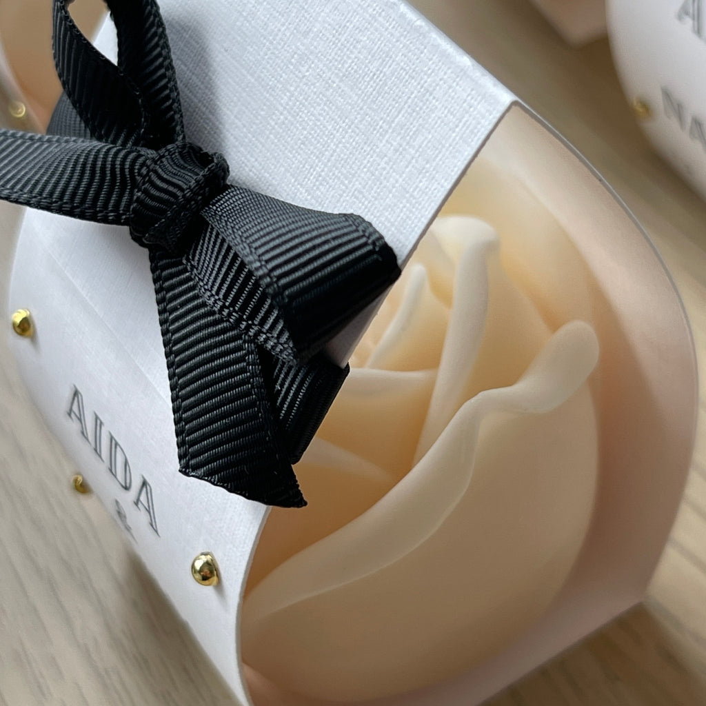 bougie rose personnalisée mariage ruban noir et clous dorés vue dessus