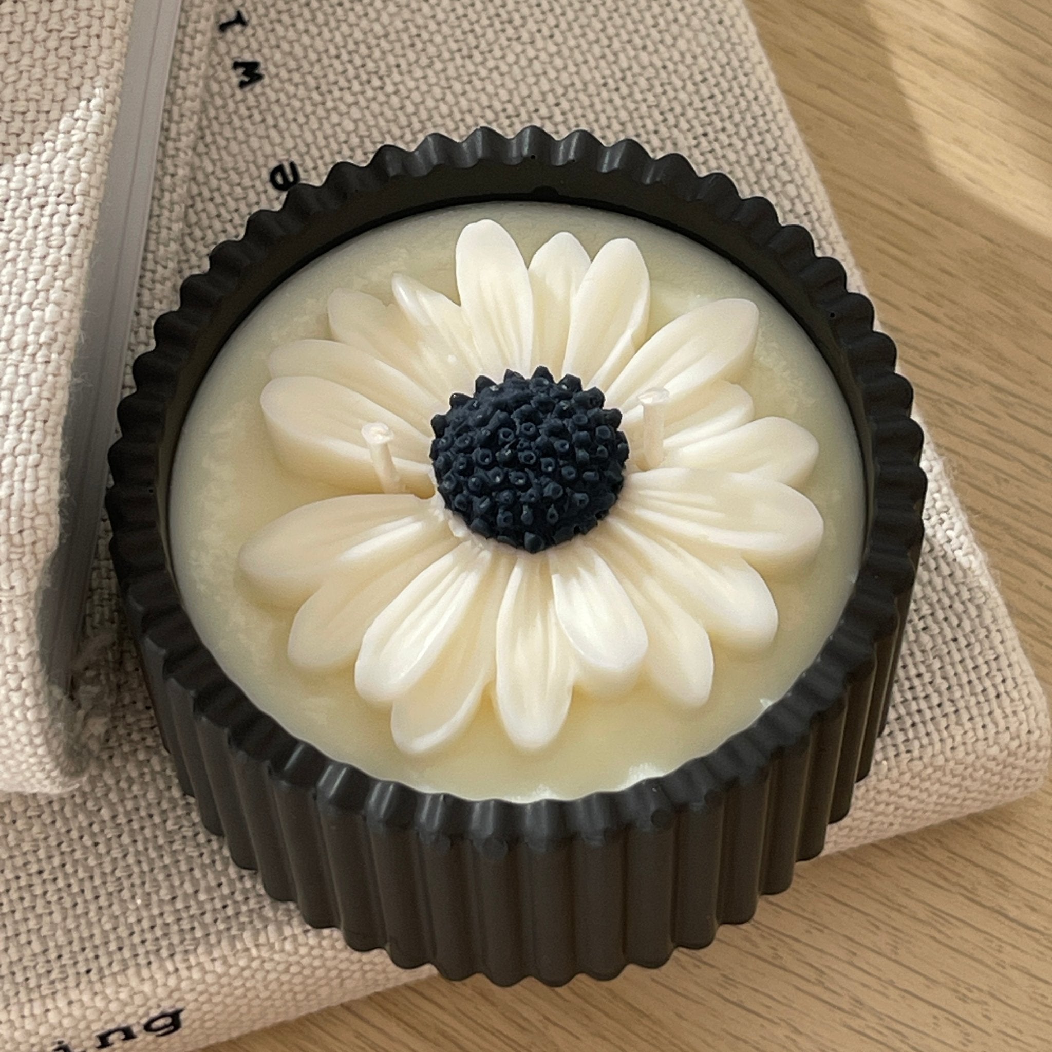 la bougie marguerite - pot noir et coeur de la marguerite noir également bougie décorative