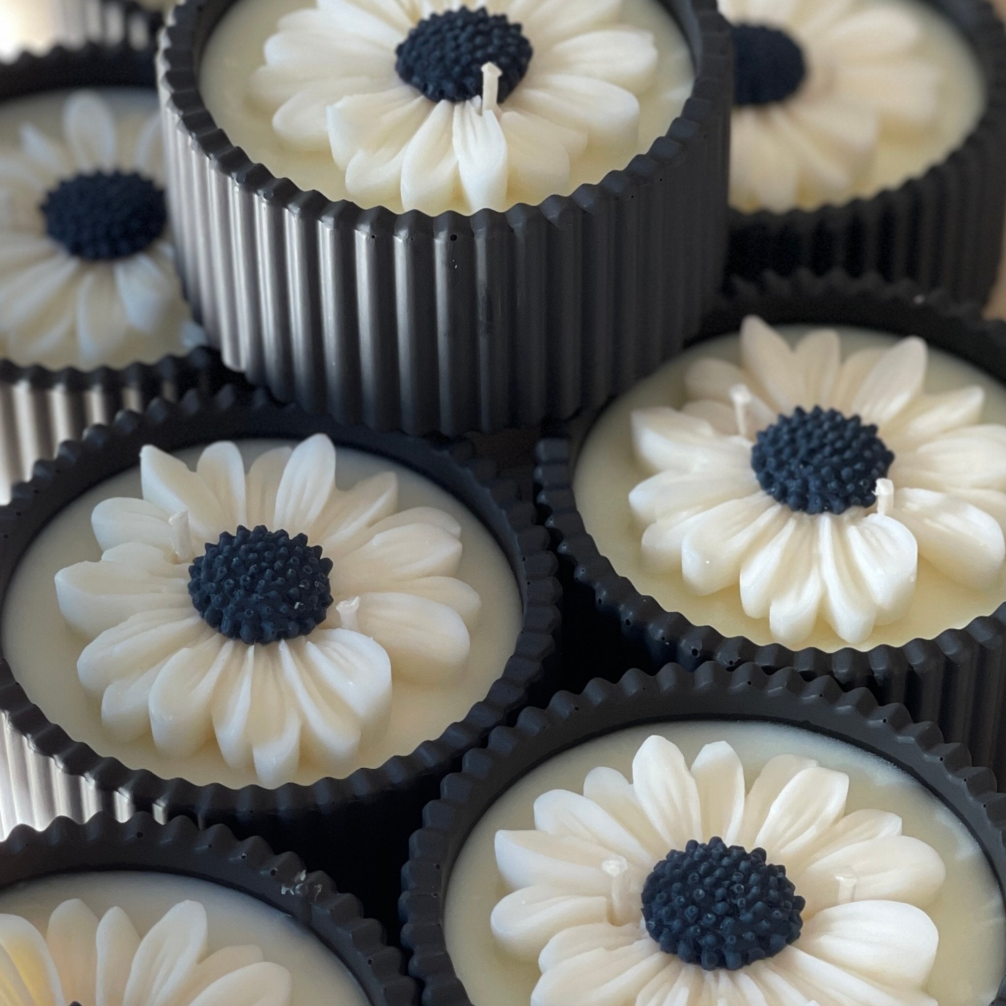 la bougie marguerite - pot noir et coeur de la marguerite noir également bougie décorative