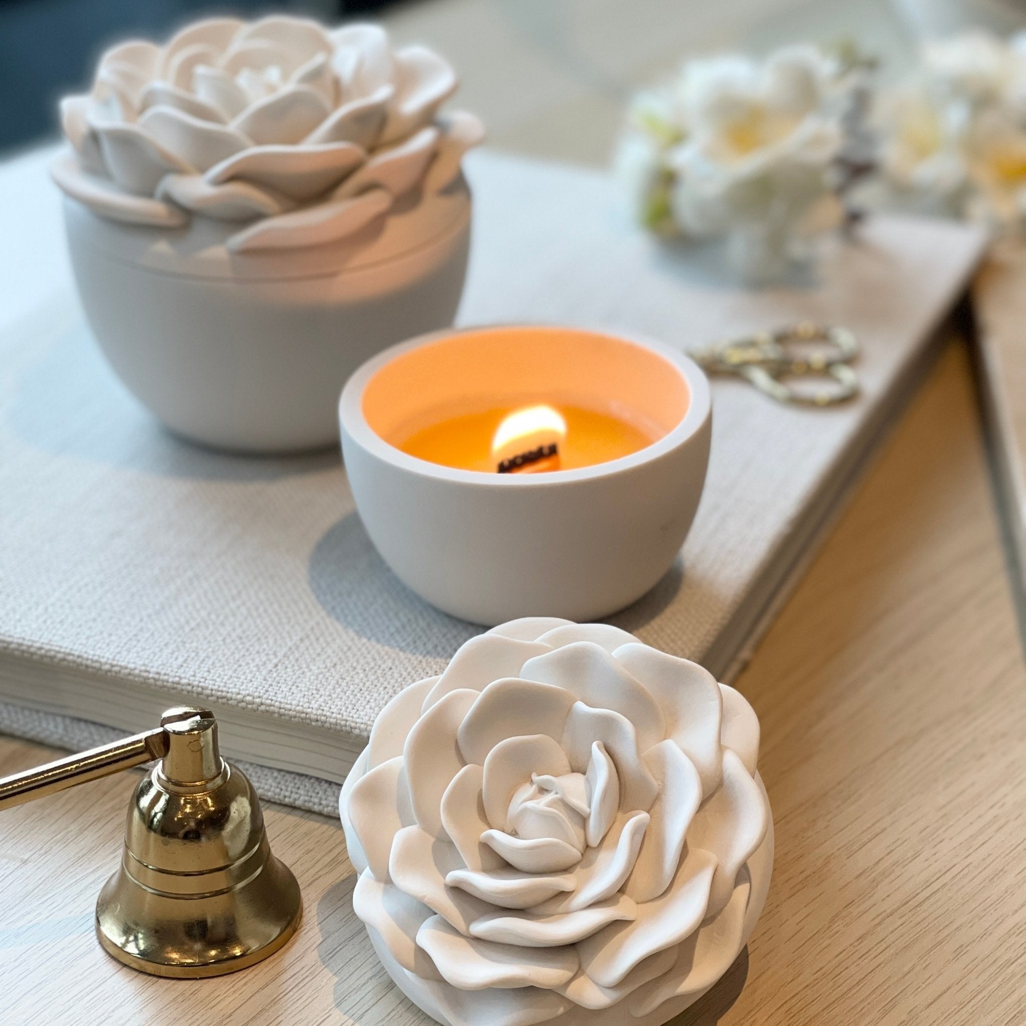 La rose - bougie parfumée cire végétale couvercle en forme de rose en jesmonite 