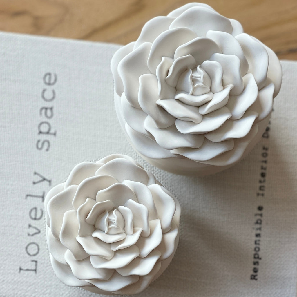 La rose - bougie parfumée cire végétale couvercle en forme de rose en jesmonite vue dessus