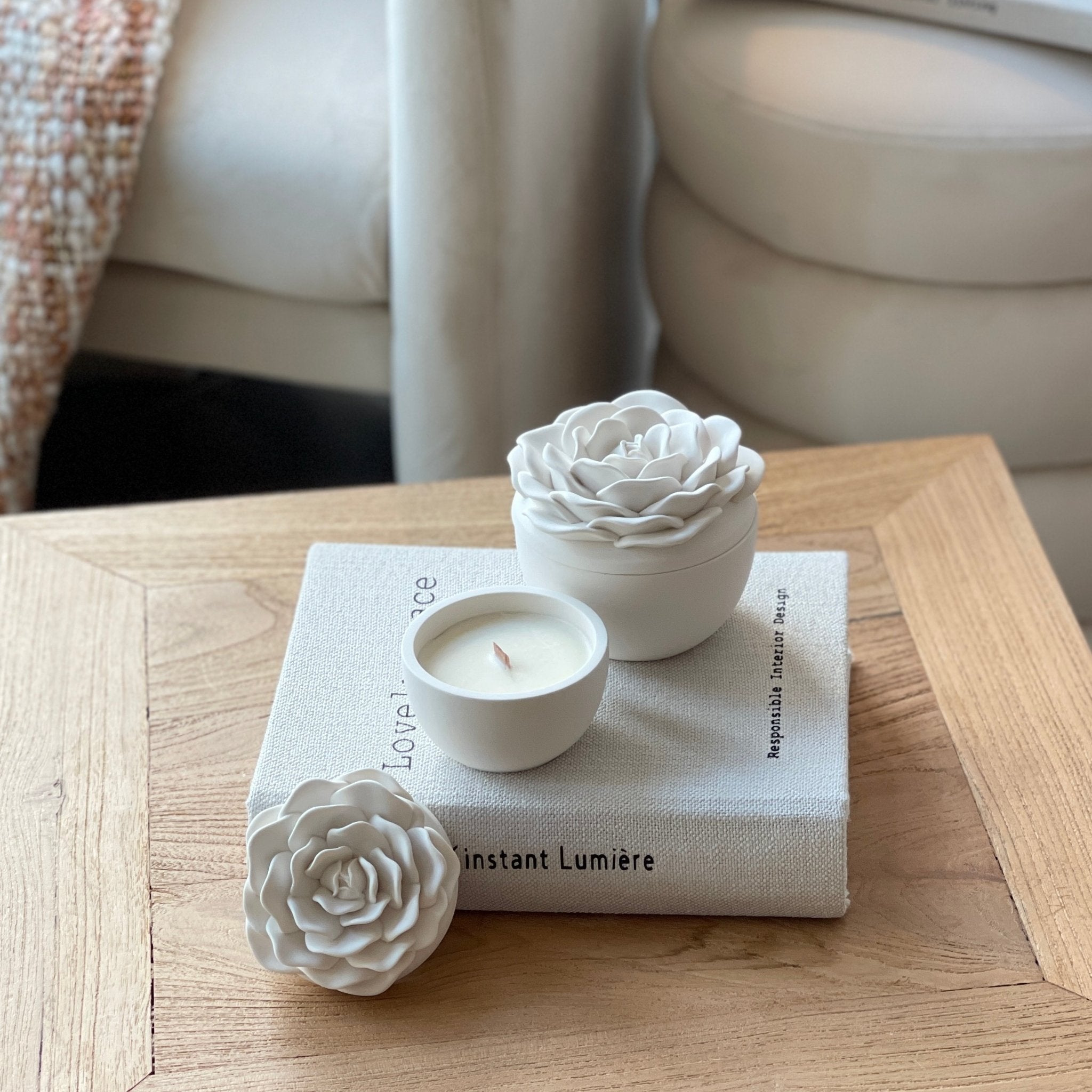 La rose - bougie parfumée cire végétale couvercle en forme de rose en jesmonite image lifestyle