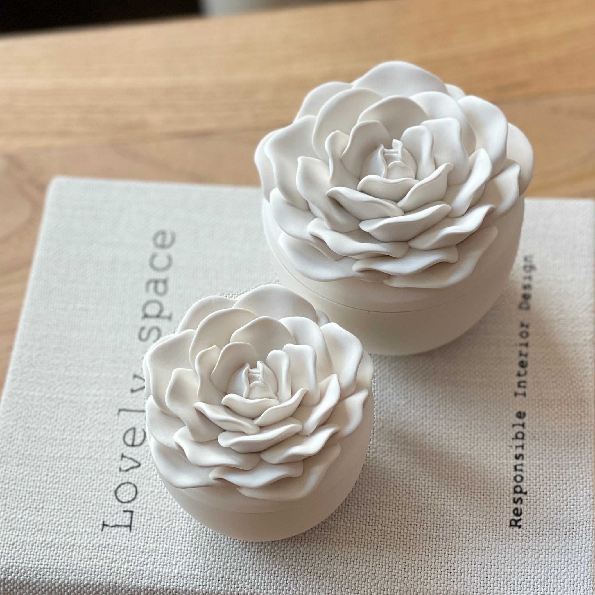 La rose - bougie parfumée cire végétale couvercle en forme de rose en jesmonite