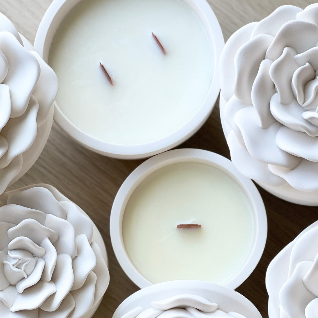 La rose - bougie parfumée cire végétale couvercle en forme de rose en jesmonite gros plan