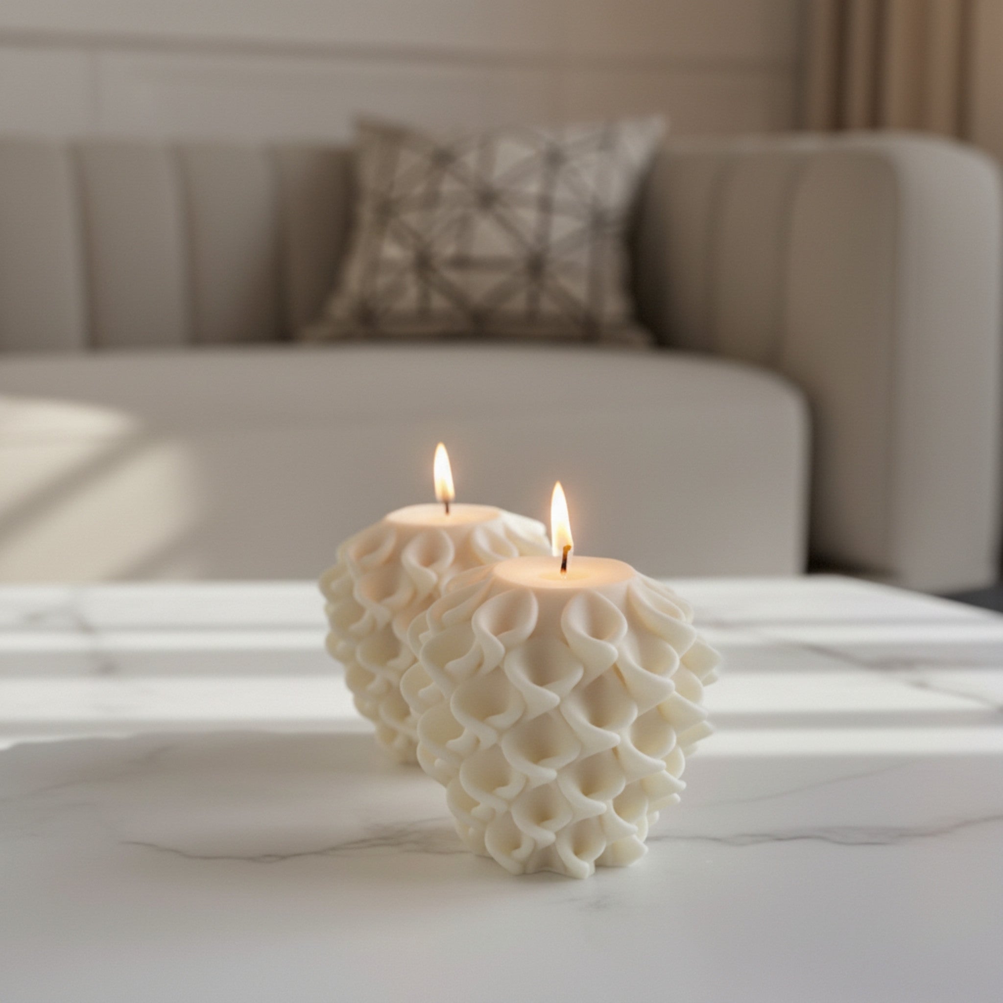 Tallia - bougie  allumée au design alvéolaire déposée dans un décor lifestyle